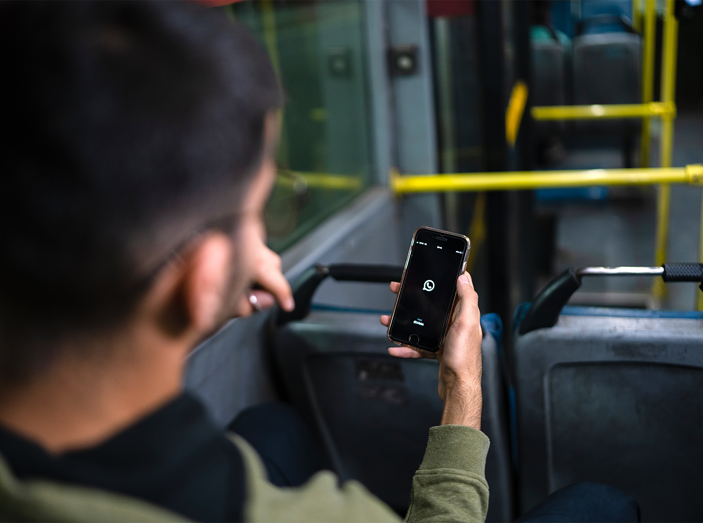Interdir les nuisances sonores des haut-parleurs de smartphones ainsi que les baffles dans les transports de la Stib